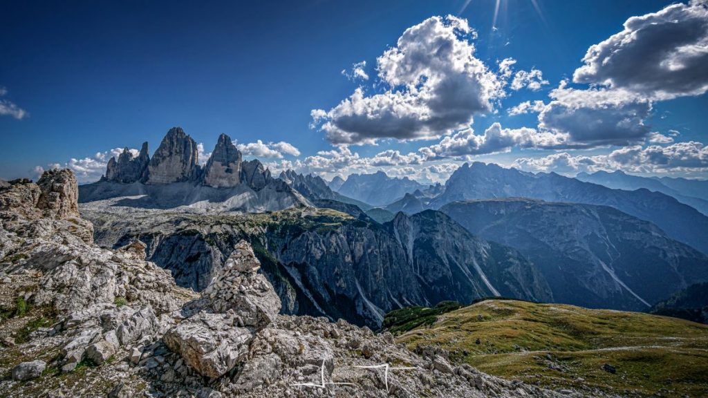 Le Tre Cime appena termnata la salita verso Torre dei Scarperi. Foto Luigi Tassi