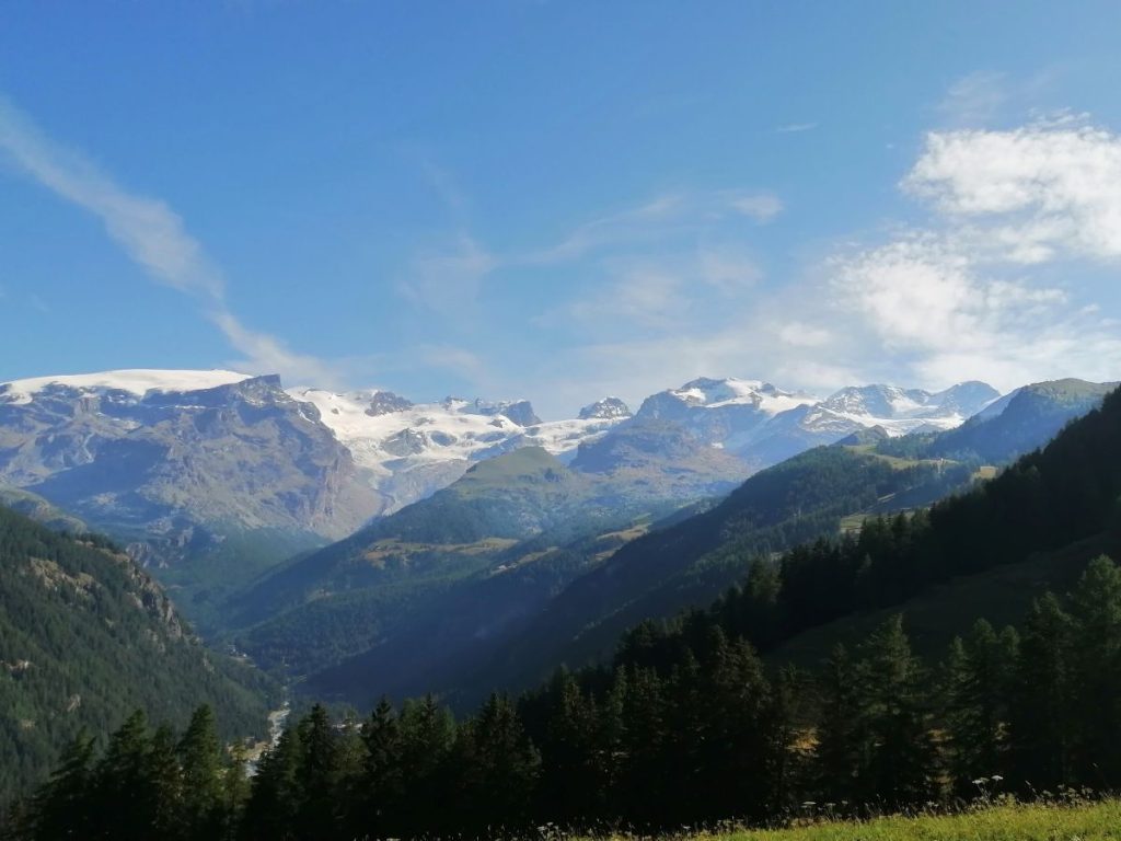 Le cime del Monte Rosa viste da Mascognaz. Foto Ettore Pettinaroli
