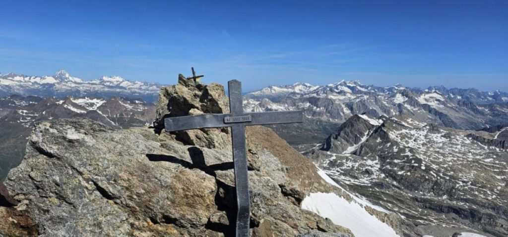 Le croci sul Monte Basodino nel mese di giugno, prima del vandalismo. Foto FB Letizia Cislini