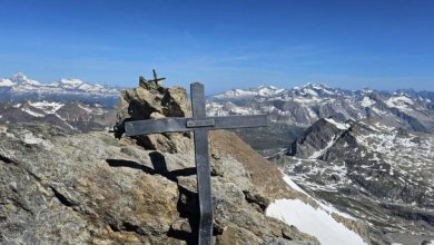 Le croci sul Monte Basodino nel mese di giugno, prima del vandalismo. Foto FB Letizia Cislini