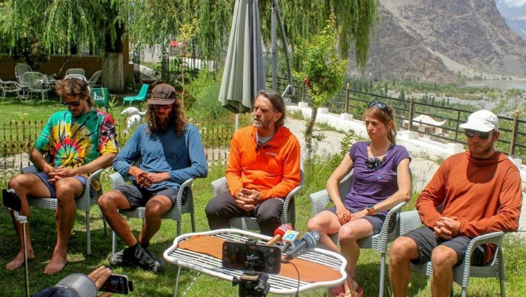 Marina Krauss con Thomas Huber e gli altri alpinisti che hanno partecipato al tentativo di soccorso a Laura Dahlmeier @ Blick.ch