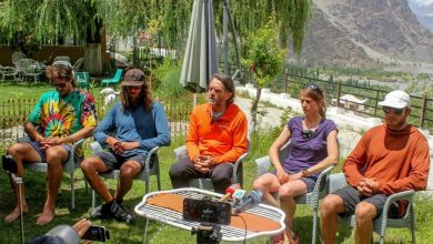 Marina Krauss con Thomas Huber e gli altri alpinisti che hanno partecipato al tentativo di soccorso a Laura Dahlmeier @ Blick.ch