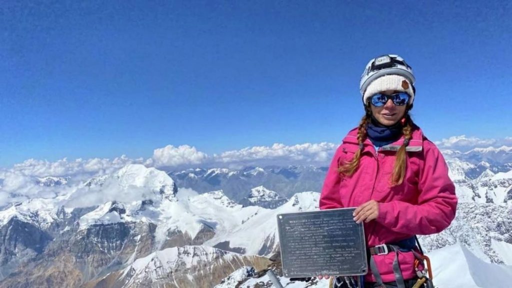 Natalia Nagovitsyna con la targa collocata nel luogo dove morì il marito quattro anni fa.