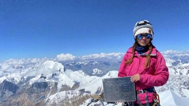 Natalia Nagovitsyna con la targa collocata nel luogo dove morì il marito quattro anni fa.