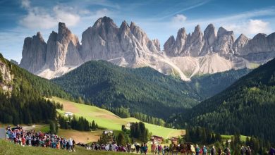 Ovetourism in Dolomiti @Firefly, immagine generata con AI