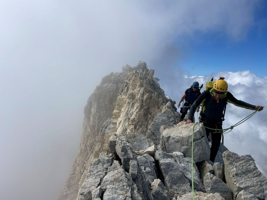 Quando le nuvole risalgono dal fondovalle, la cresta diventa una barriera viva (foto M. Comi)