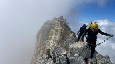 Quando le nuvole risalgono dal fondovalle, la cresta diventa una barriera viva (foto M. Comi)