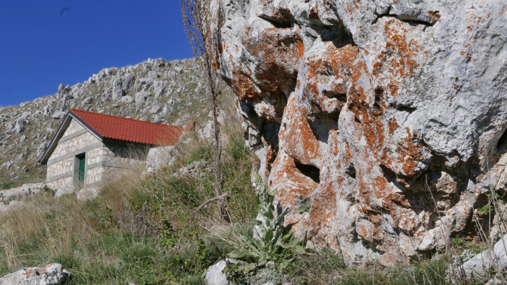 Il rifugio di Monte Forcone, foto Stefano Ardito