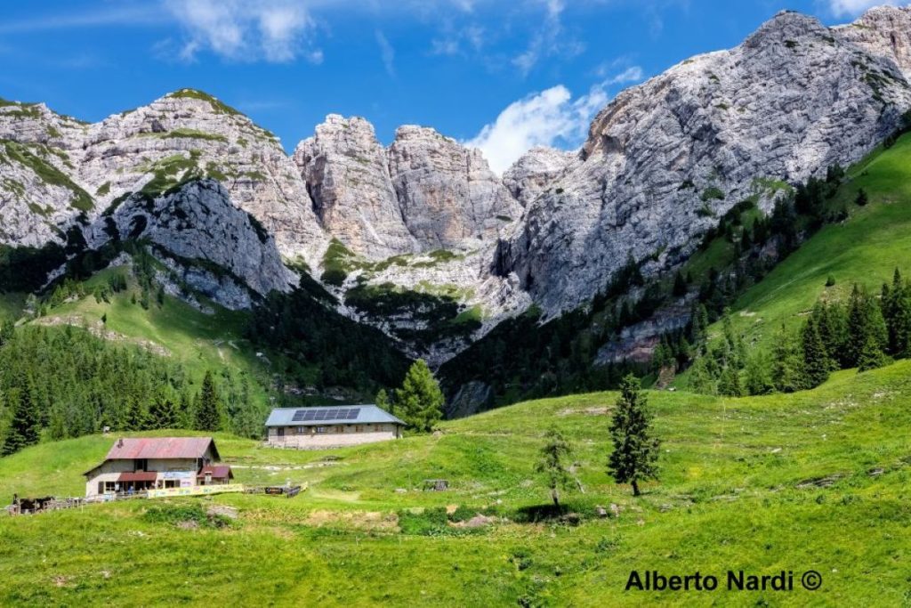 Il rifugio Boz e il bivacco invernale Matteo Fiori con alle spalle le vette del Gruppo del Cimonega. Foto Alberto Nardi
