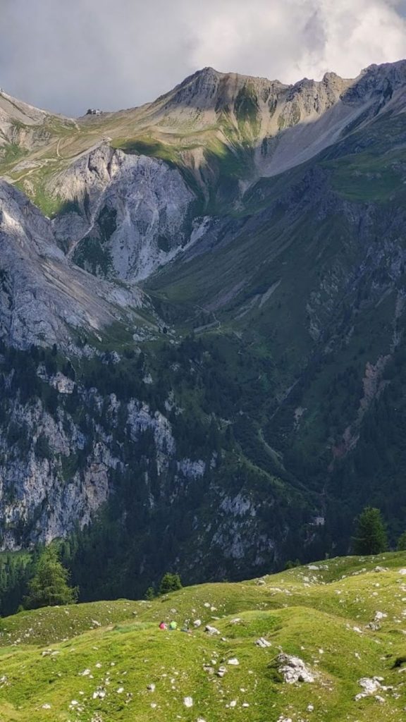 Vista dal rifugio Vallaccia in Val Monzoni. In basso sulla destra, seminascosto nel bosco, il Rifugio Taramelli. In alto a sinistra, si staglia sulla cresta il Rifugio Passo delle Selle. Foto Monica Malfatti