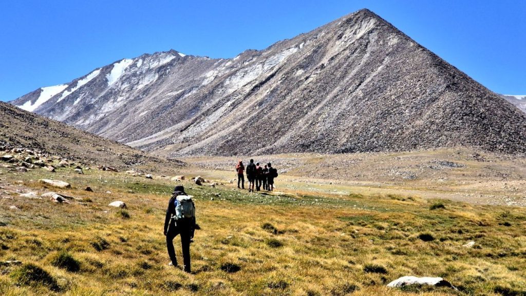 Escursionisti in valle di Ak Zoo, foto Stefano Ardito