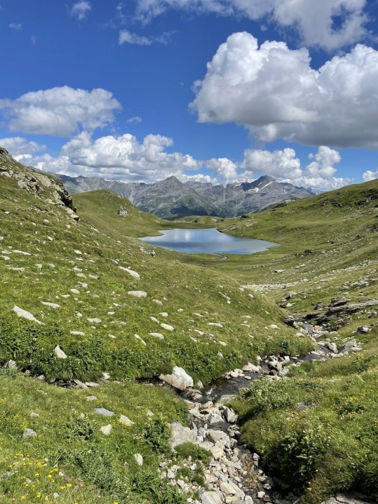 Il Lago Grande del Baldiscio e (sulla sinistra) il nuovo rifugio