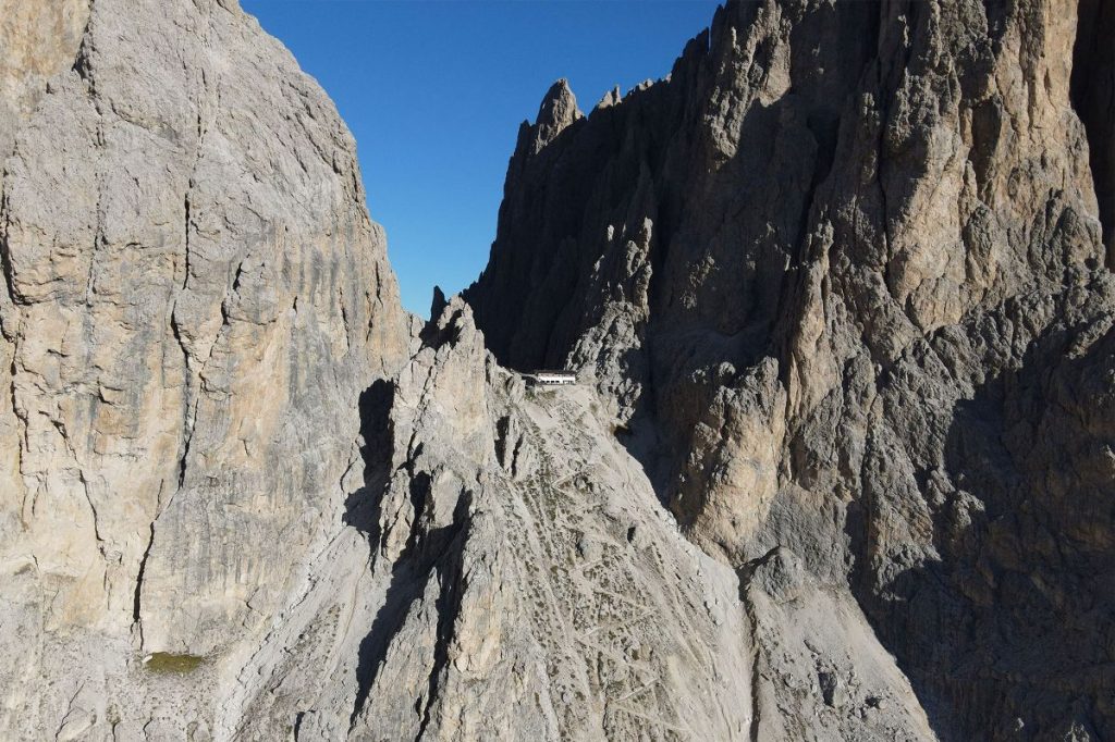 Il rifugio Toni Demetz sulla Forcella del Sassolungo. Foto Rifugio Demetz