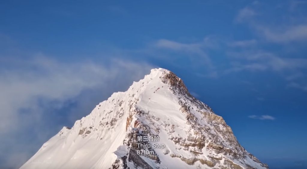 In vista della vetta dopo il terzo step. Si nota un gruppo di alpinisti ormai prossimi alla meta @ Ma Chunlin