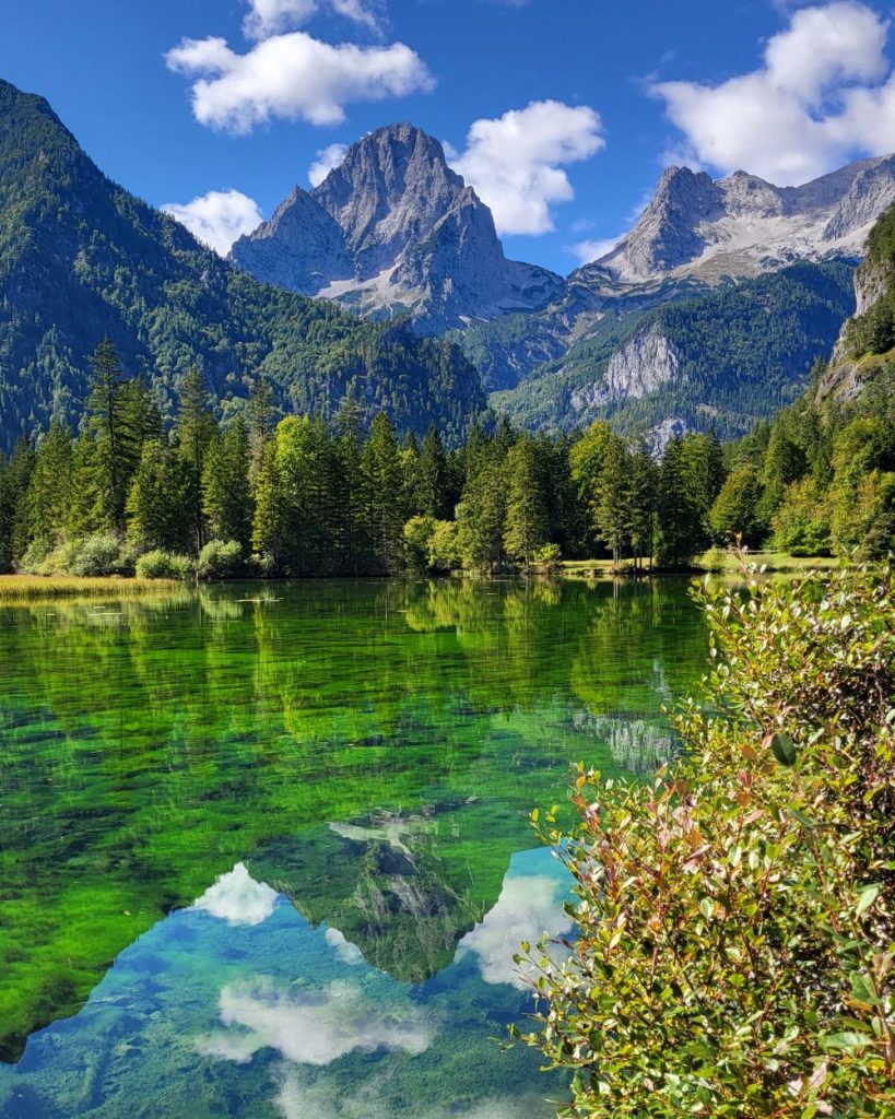 Lo Sptizmauer si specchia nel lago Schiederweiher, a Hinterstoder