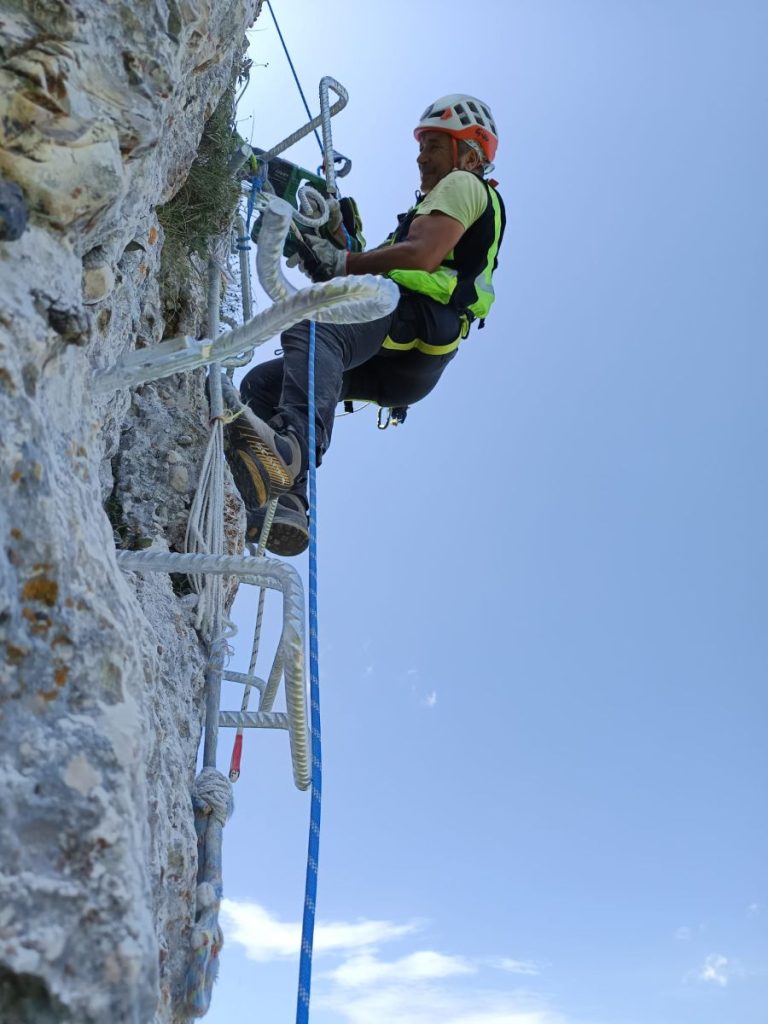Monte Bertona, montaggio della ferrata