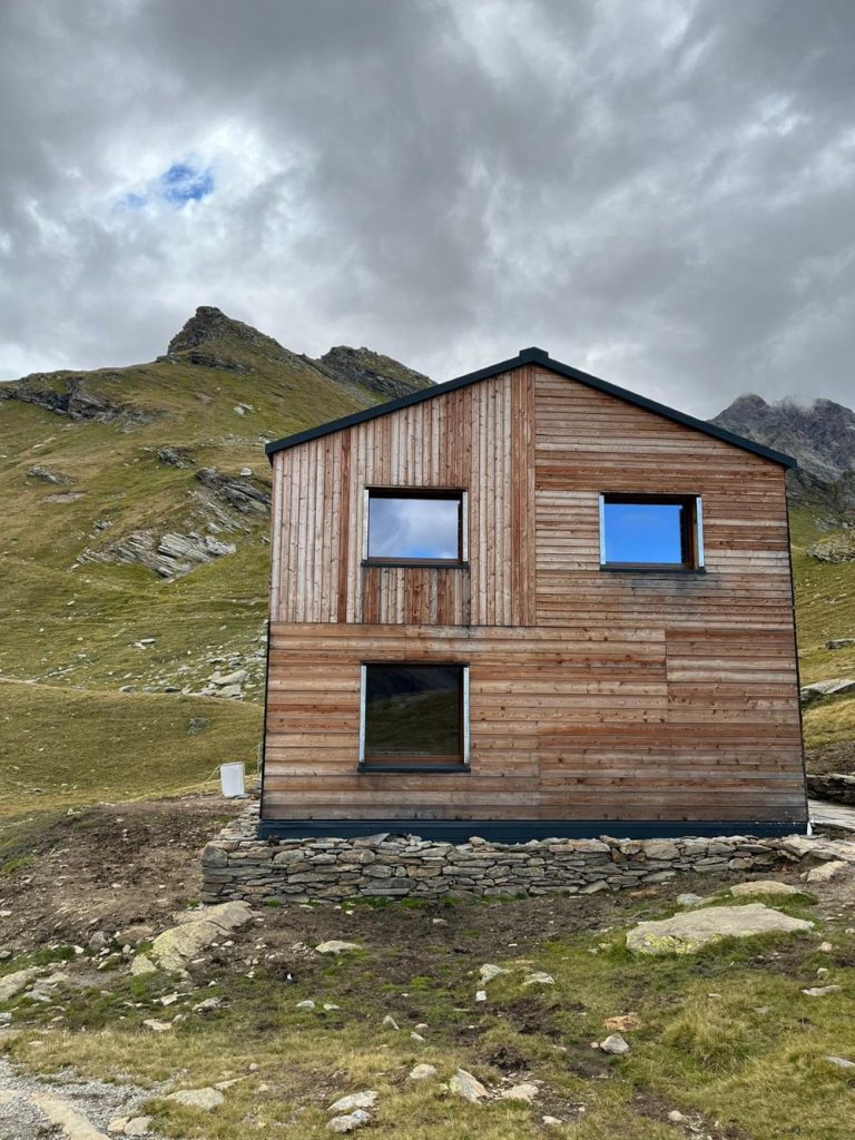 Il Rifugio Baldiscio a 2300 metri di quota in Val Febbraro