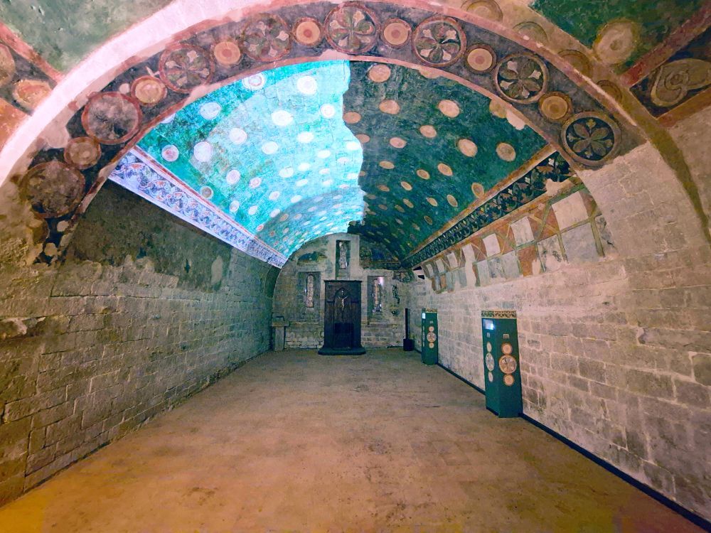 La Sala del Capitolo del Monastero di Fonte Avellana con la volta stellata da cui ha preso il nome il nuovo sentiero. Foto Nicolò Pollarini