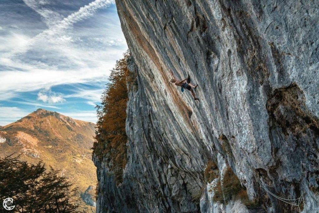 Sulla falesia di San Rocchino. Foto Michele Caminati