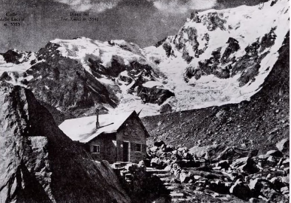 Subito dopo la costruzione del Rifugio Zappa, collegato allo Zamboni con un corridoio coperto. @ rifugiozamboni.com . jpg