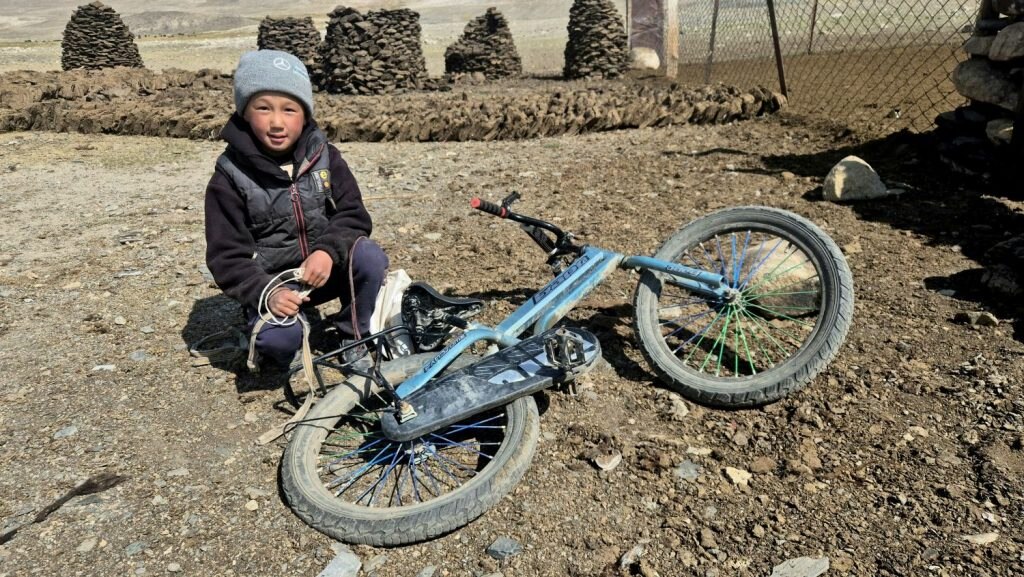 Ragazzo nei pressi del Lago Zorkul, foto Stefano Ardito