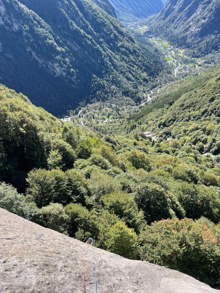 Oltre le chiome dei faggi si apre uno spazio sospeso (foto M. Comi)