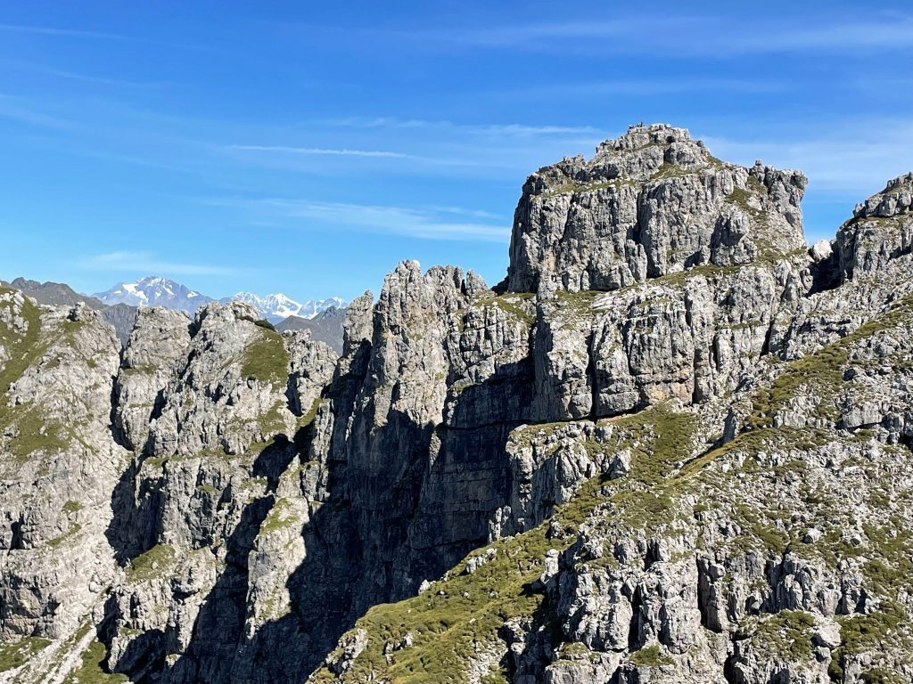 A nord riconosco le mie montagne del Bernina, i ghiacciai esausti, appena rimbiancati da una sottile nevicata di fine estate (foti M. Comi)