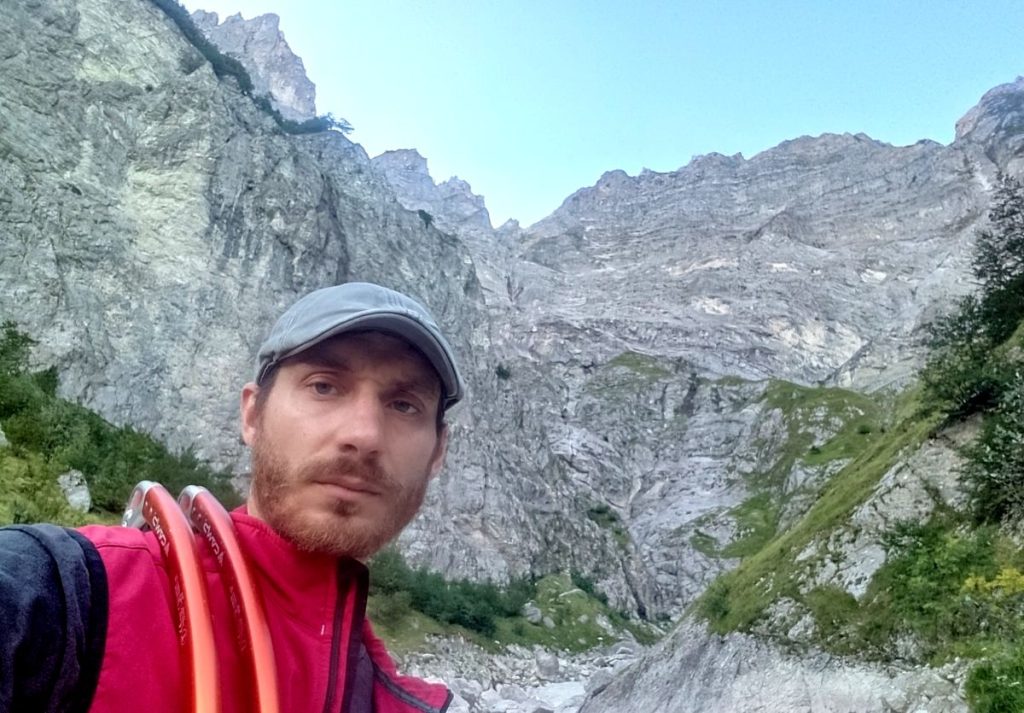 Alla base della Nord del Camicia, foto Nicolò Ioannoni Fiore