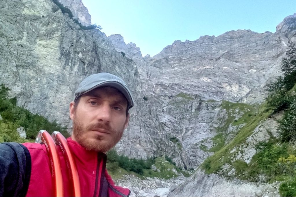 Alla base della Nord del Camicia, foto Nicolò Ioannoni Fiore