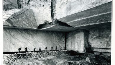 Cavatori al lavoro. Foto Ilario Bessi