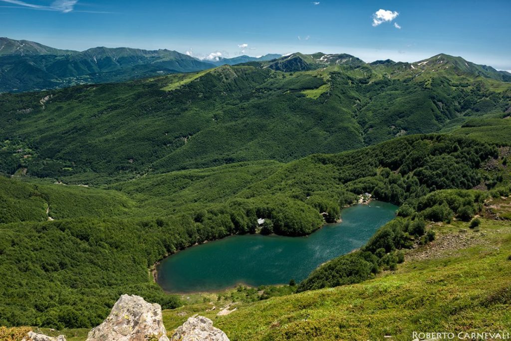 Il Lago Santo visto dal crinale che porta al Monte Giovo. Foto Roberto Carnevali