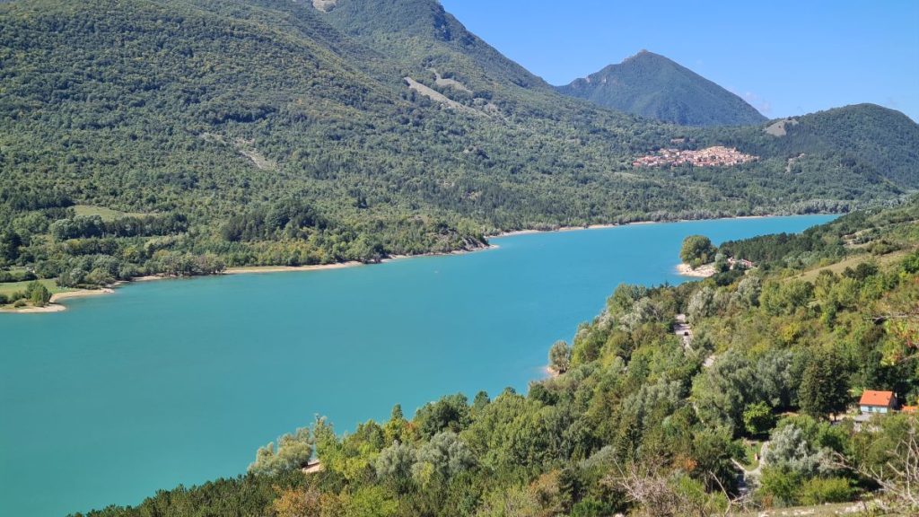 Il Lago di Barrea dal sentiero, foto Stefano Ardito