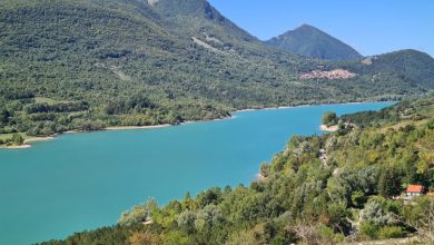 Il Lago di Barrea dal sentiero, foto Stefano Ardito