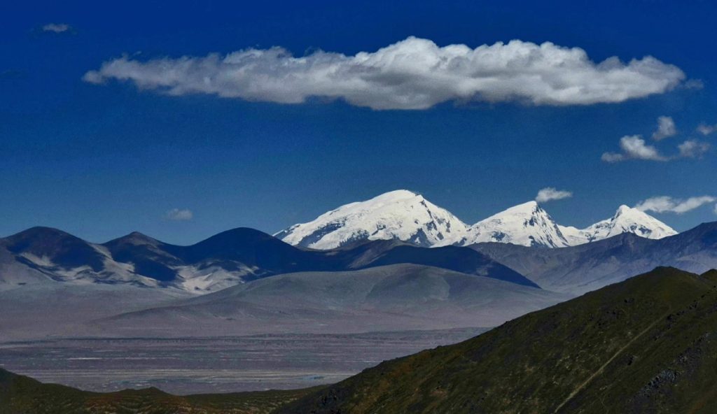 Il Muztagh Ata, 7546 metri, dalla steppa del Tajikistan, foto Stefano Ardito