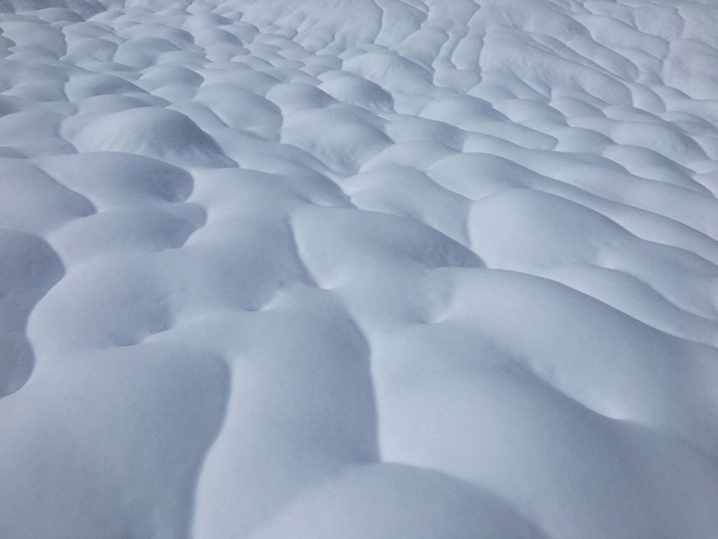 Il reticolo di drenaggio impresso sulla neve dopo la pioggia (foto M. Comi)