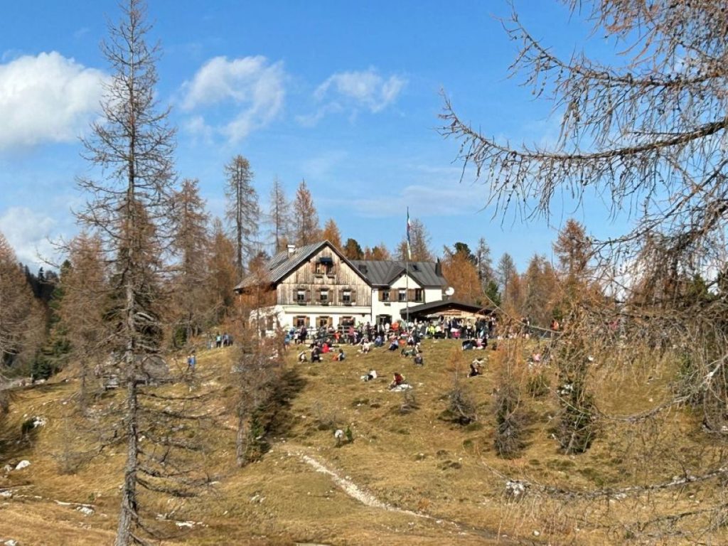 Il rifugio Croda da Lago in occasione dei festeggiamenti per i 30 anni di gestione della famiglia Alverà (foto CAI Cortina)