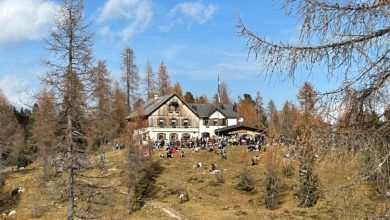Il rifugio Croda da Lago in occasione dei festeggiamenti per i 30 anni di gestione della famiglia Alverà (foto CAI Cortina)