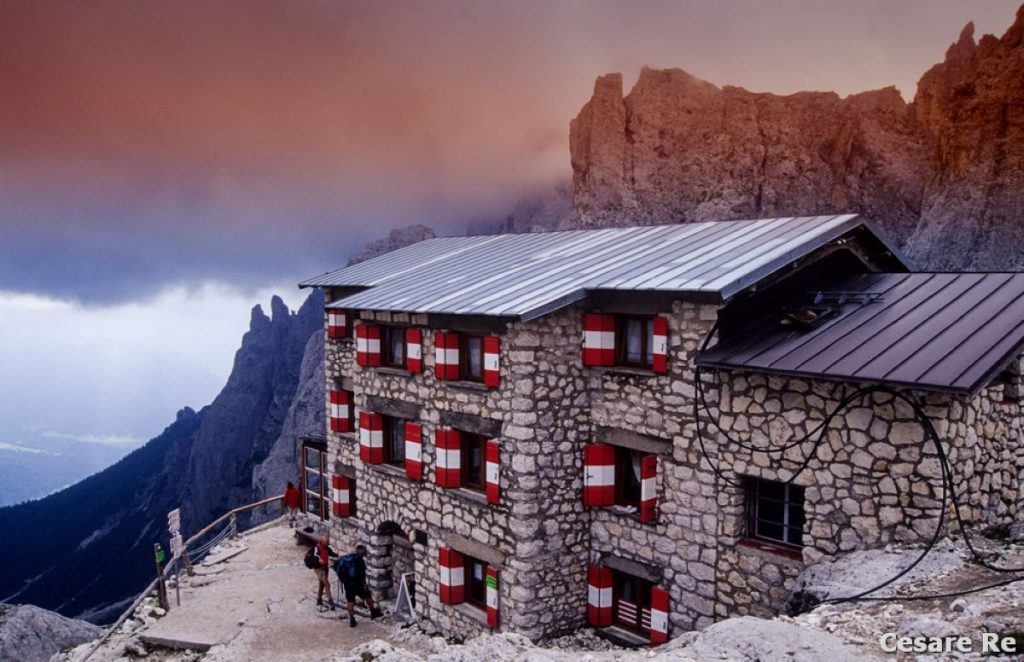 Il rifugio Pradidali, col Sass Maor che spicca tra le nuvole. Foto Cesare Re
