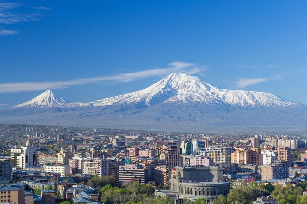 L'Ararat visto da Yerevan, la capitale dell'Armenia @ Wikipedia