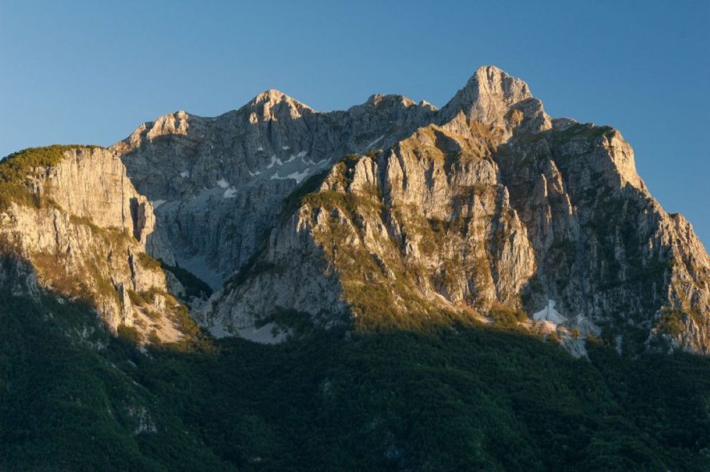 La Pania della Croce e il Pizzo delle Saette. Foto Mario Verin
