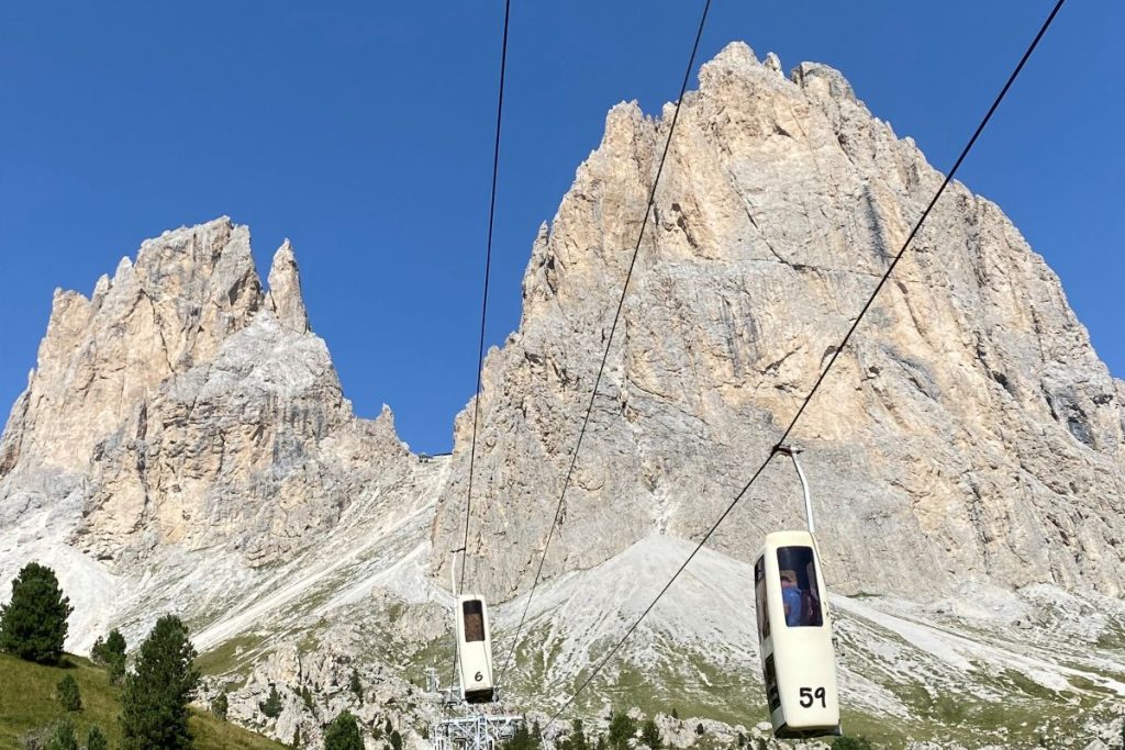 La cabinovia che sale alla Forcella del Sassolungo. Foto Benedetta Pellegrini