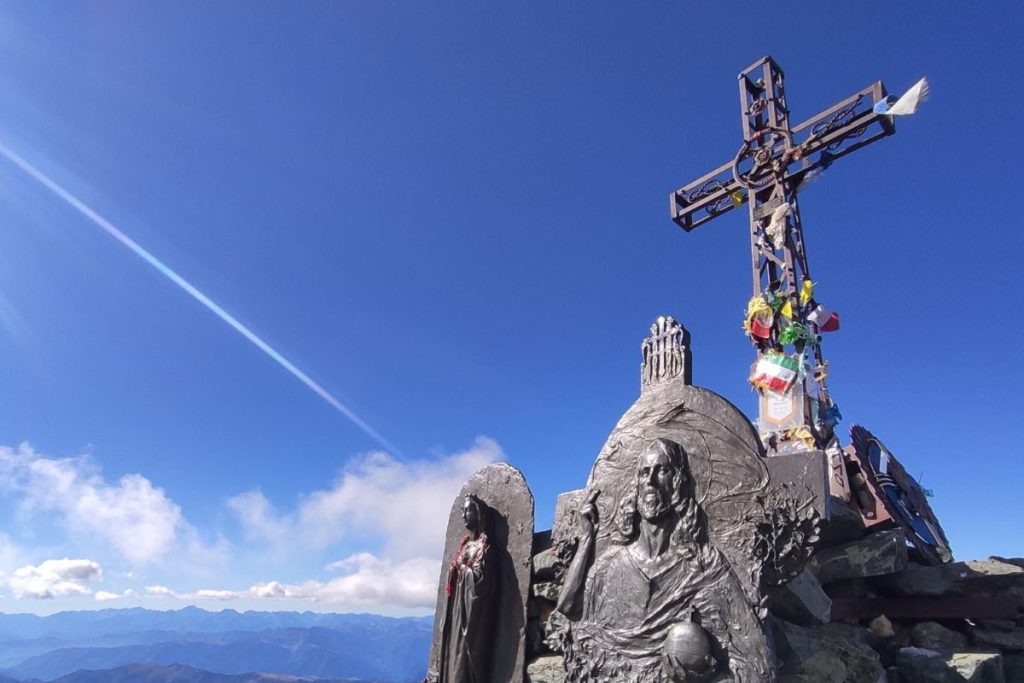 La croce di vetta del Monviso installata nel 1925. Foto Marco Monti