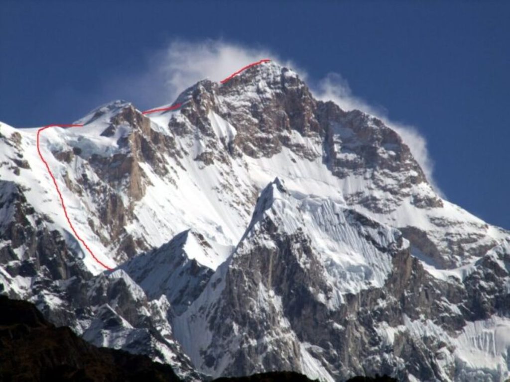 La via salita da Messner nel 1972. Il team russo cercherà di raggiungere la vetta del Manaslu scalando la parte centrale della parete @ Animal de ruta