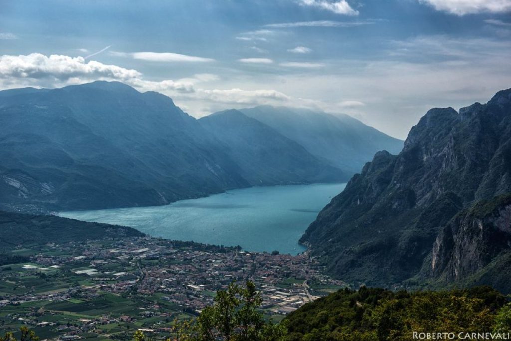 La vista sul Lago di Garda dal rifugio San Pietro. Foto Roberto Carnevali