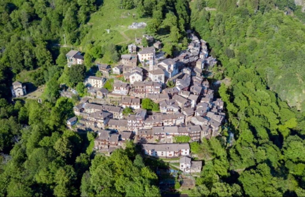 Monteviasco (VA), sorge tra i boschi a 950 metri di quota