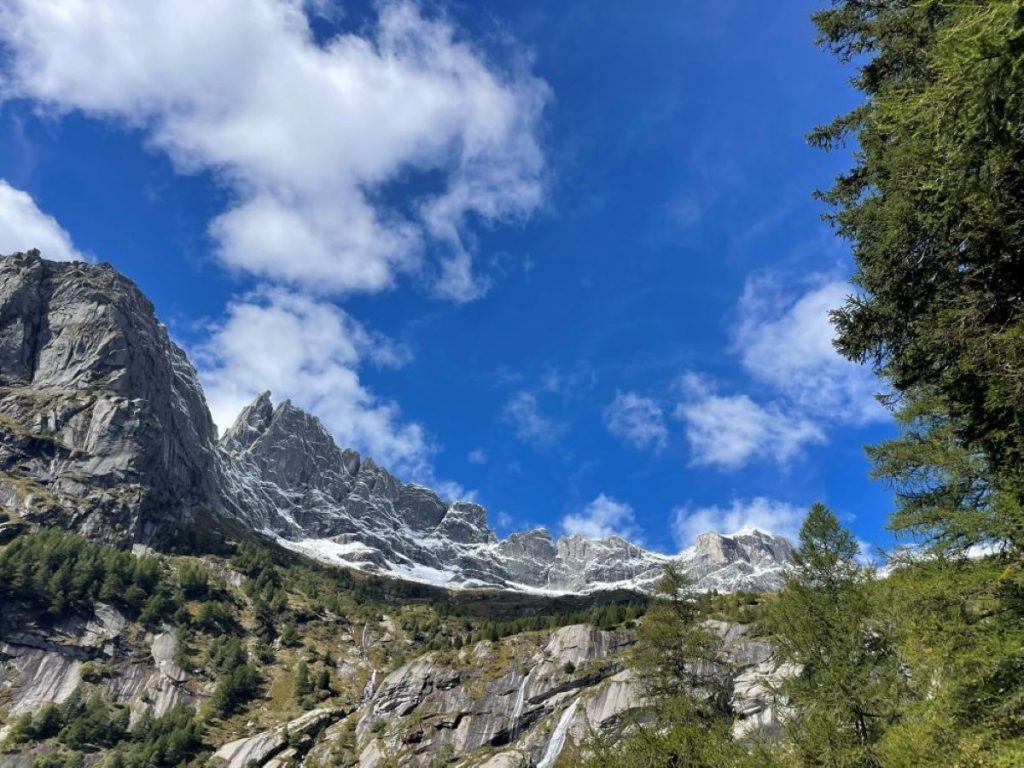 Tutto intorno, le cime sono appena imbiancate (foto M. Comi)