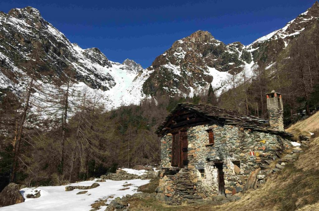 Una casa d'alpe racconta una storia fatta di mani, di stagioni, di lavoro (foto M. Comi)