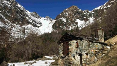 Una casa d'alpe racconta una storia fatta di mani, di stagioni, di lavoro (foto M. Comi)