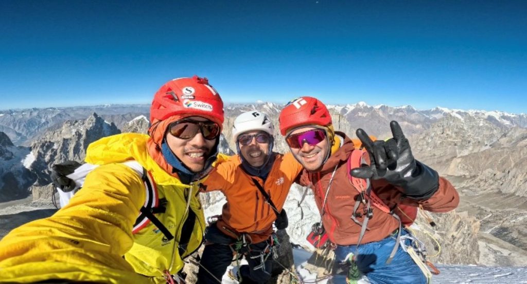 Yudai Suzuki, Genki Narumi e Hiroki Yamamoto sulla vetta dell'Hasho II. Foto Yudai Suzuki