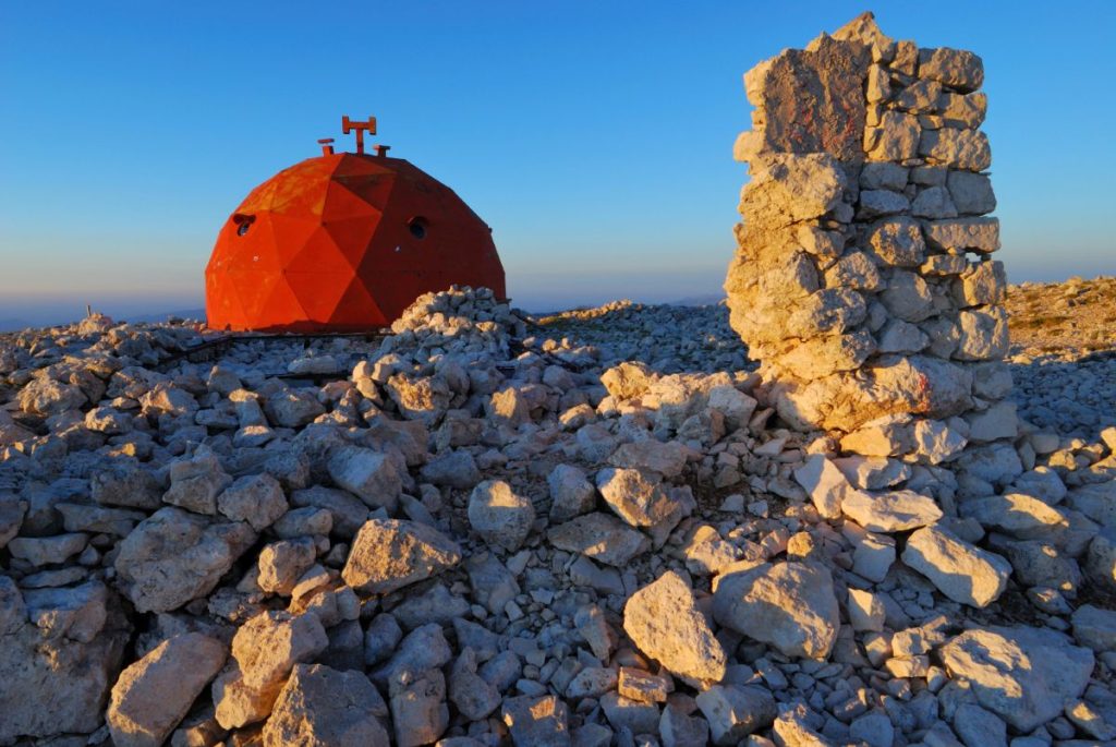 Il Bivacco Pelino prima di essere smontato e ruderi del rifugio Vittorio Emanuele II, foto Stefano Ardito